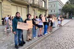 В центрі Одеси, напроти Міського саду, молоді люди вчора ввечері вийшли на акцію протесту