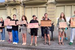 В центрі Одеси, напроти Міського саду, молоді люди вчора ввечері вийшли на акцію протесту