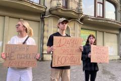 В центрі Одеси, напроти Міського саду, молоді люди вчора ввечері вийшли на акцію протесту