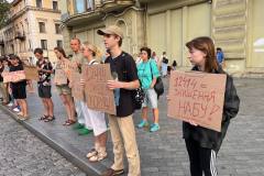 В центрі Одеси, напроти Міського саду, молоді люди вчора ввечері вийшли на акцію протесту