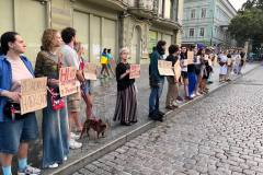 В центрі Одеси, напроти Міського саду, молоді люди вчора ввечері вийшли на акцію протесту