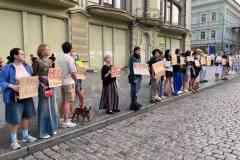 В центрі Одеси, напроти Міського саду, молоді люди вчора ввечері вийшли на акцію протесту