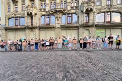 В центрі Одеси, напроти Міського саду, молоді люди вчора ввечері вийшли на акцію протесту