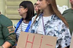 В центрі Одеси, напроти Міського саду, молоді люди вчора ввечері вийшли на акцію протесту