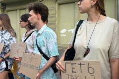 В центрі Одеси, напроти Міського саду, молоді люди вчора ввечері вийшли на акцію протесту