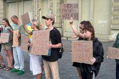 В центрі Одеси, напроти Міського саду, молоді люди вчора ввечері вийшли на акцію протесту