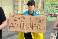В центрі Одеси, напроти Міського саду, молоді люди вчора ввечері вийшли на акцію протесту
