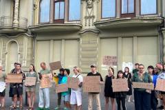 В центрі Одеси, напроти Міського саду, молоді люди вчора ввечері вийшли на акцію протесту