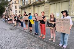 В центрі Одеси, напроти Міського саду, молоді люди вчора ввечері вийшли на акцію протесту