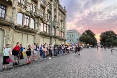В центрі Одеси, напроти Міського саду, молоді люди вчора ввечері вийшли на акцію протесту