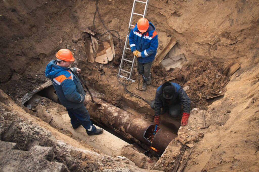 Заміна труб без експертизи і 96 проривів: екскерівницю управління на Миколаївщині розшукують