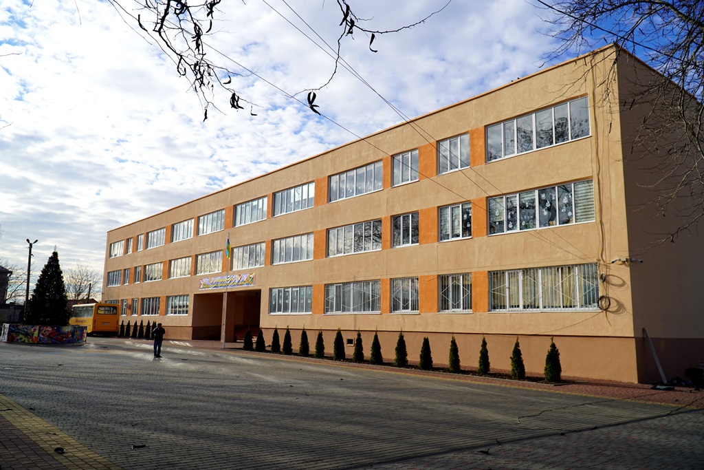 Новий підприємець і старі замовники: на Одещині підряд на ремонт ліцею віддали новоствореному ФОПу 