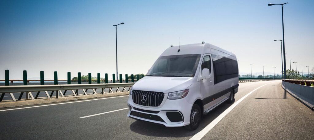 Пів мільйона за перевезення: Іванівська селищна рада знову уклала договір із підприємцем, чиїх автобусів торік не бачили на маршрутах