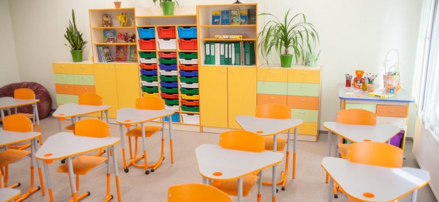 У Первомайську перевіряють можливу переплату на закупівлях освітян: слідчі вивчають ноутбуки, мікроскопи та обладнання НУШ