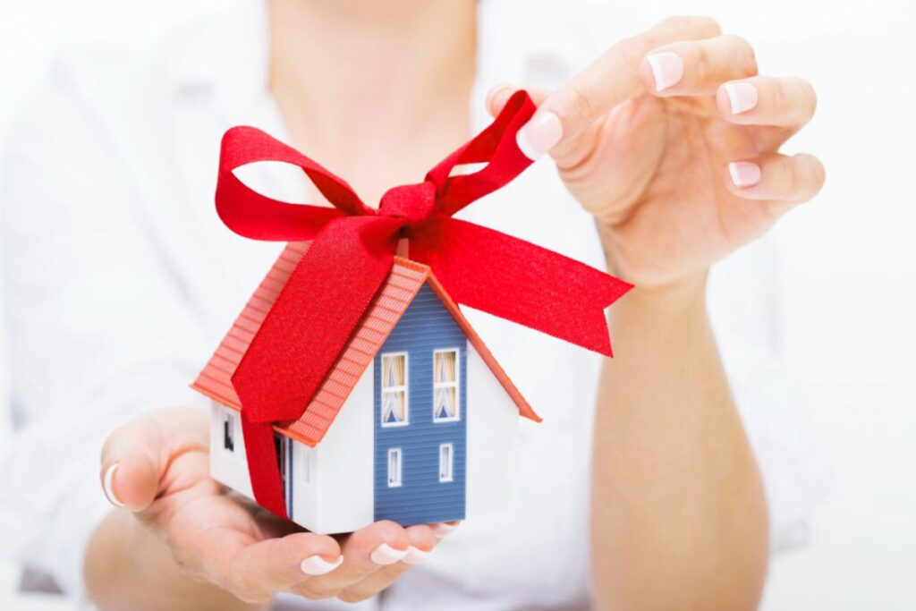 Родині чиновників мерії подарували квартиру: Відколи 70 квадратів в Одесі коштують 5 тисяч доларів і що не так з «ручною» громадськістю? 