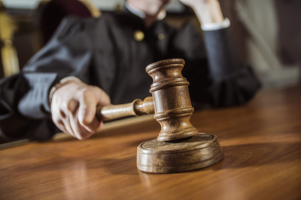 Суддя з Херсонщини отримав догану за рішення у справах щодо дітей. Рішення використали для відстрочки
