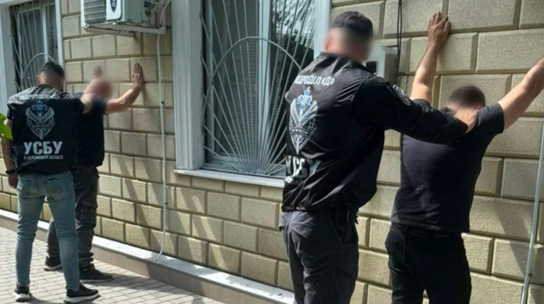 Начальнику КЕВ Херсона та його підлеглому повідомили про підозри в отриманні «відкатів» від підприємця