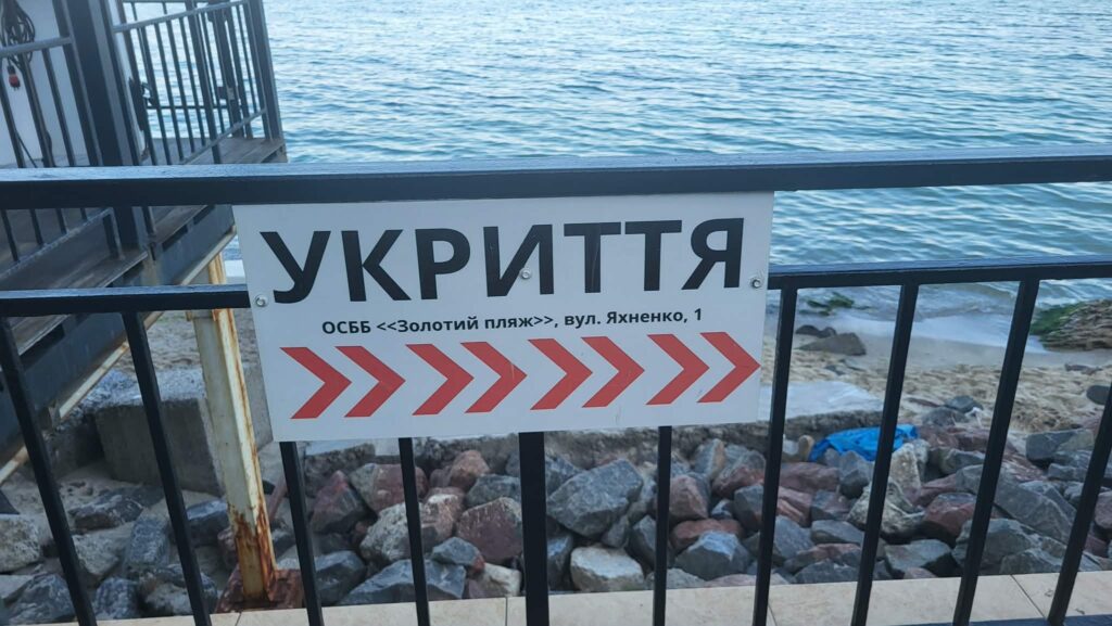 Мобільні укриття на пляжах в Одесі: почали встановлювати у 2025 році, але досі на узбережжі їх всього шість