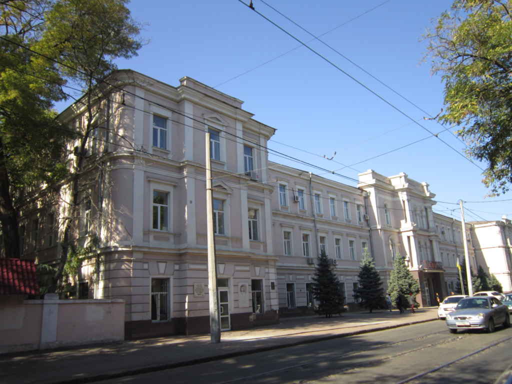В Одесі університет під виглядом ремонту огорожі пам’ятки віддав підряд на оновлення спортмайданчика